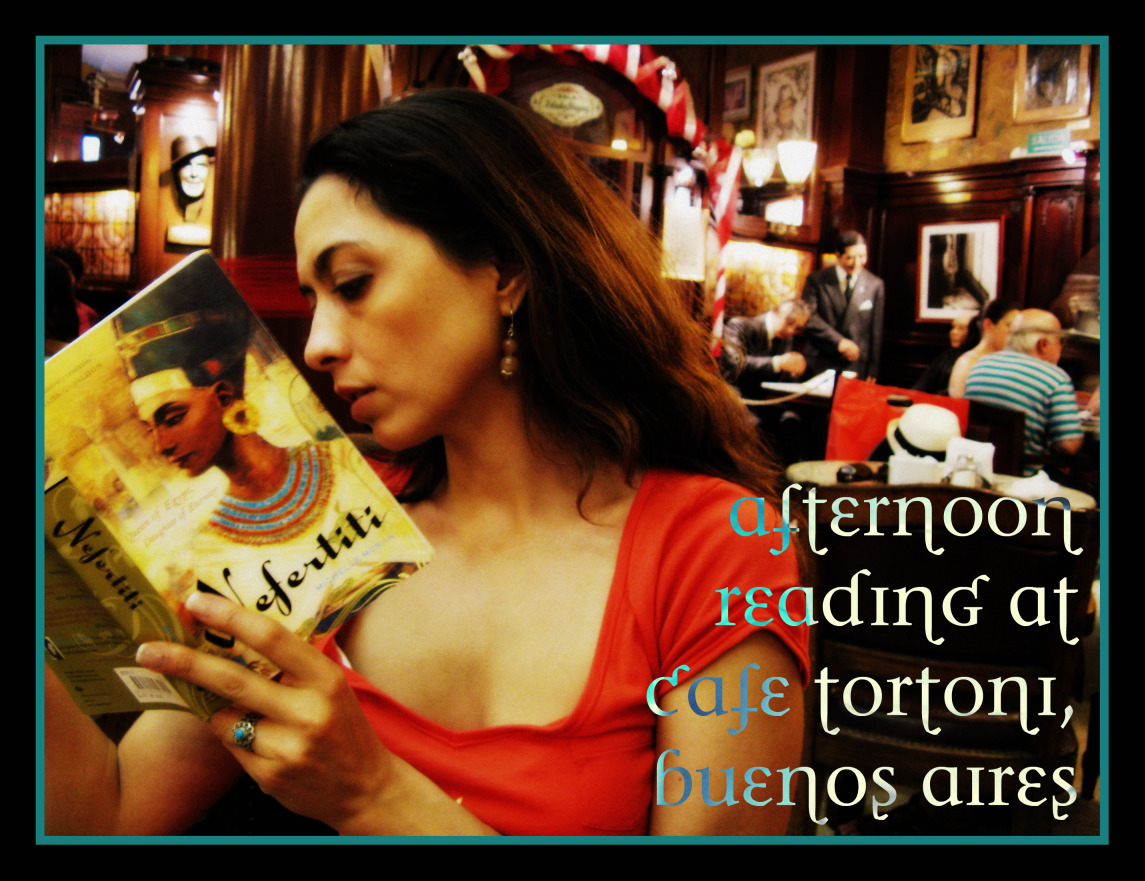 Reading Nefertiti by Michelle Moran in Argentina