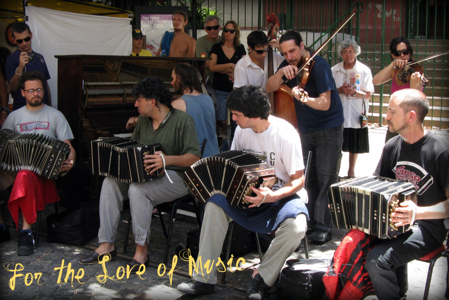 Watching musicians play live music in San Telmo Argentina