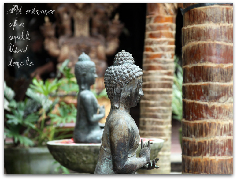 Small sitting statues in Ubud