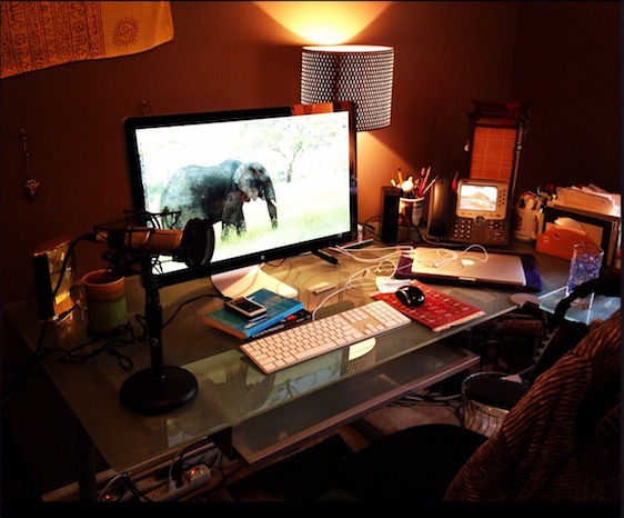 The Apple Friendly Writing Desk with Thunderbolt Mac